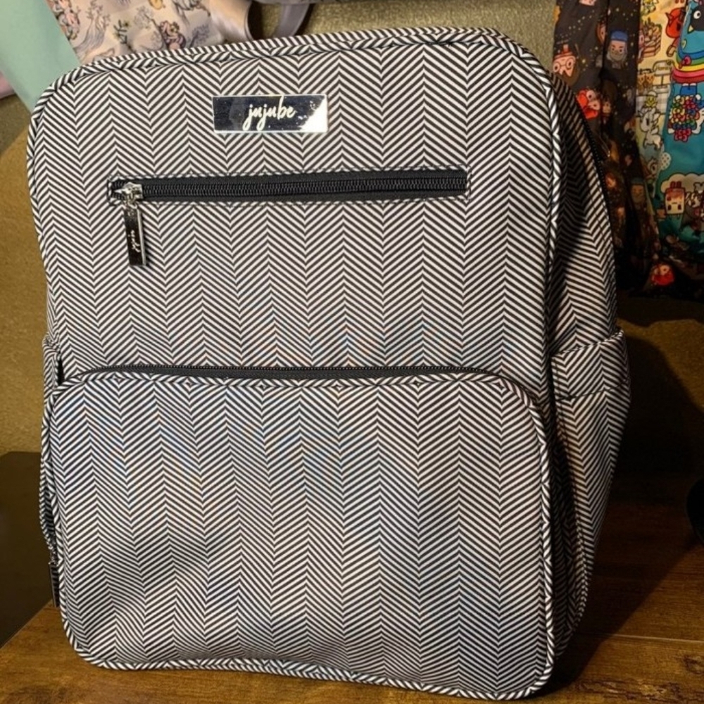 Ju-Ju-Be Black and White Oaak Convertible Bag